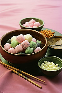筷子食物背景图片_桌子上有筷子的两碗糖果