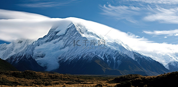 一座山上有云，看起来像一座大雪山