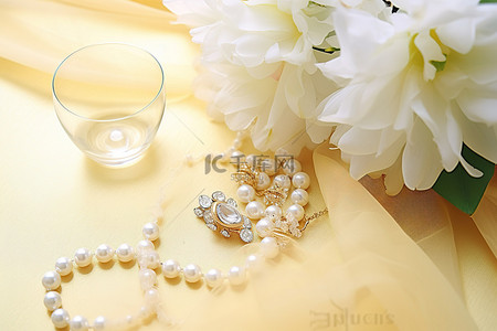 黄色背景上的白色花朵和珍珠项链