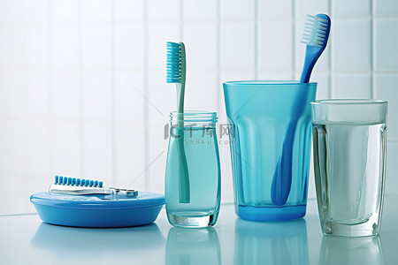玻璃和蓝色的牙刷牙膏和漱口水