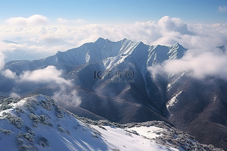 雪云背景图片_山顶被雪覆盖，被云覆盖