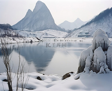 雪山湖景背景图片_冬天的雪山和湖泊