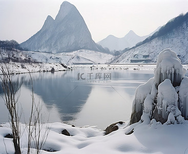 冬天的雪山和湖泊