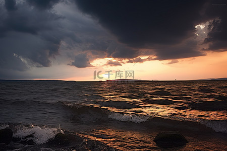 太阳升起背景图片_海水与暴风云和太阳升起