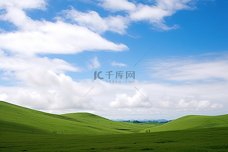 绿色的云彩背景图片_绿色的山丘，背景是云彩和天空