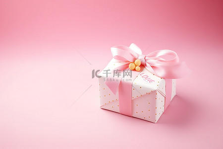着粉色背景图片_粉色礼盒，包裹着粉色蝴蝶结，背景为粉色黄色和白色