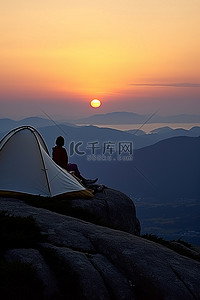 旅行登山背景图片_露营欣赏日落的女人