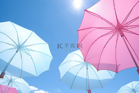 粉色和蓝色的雨伞