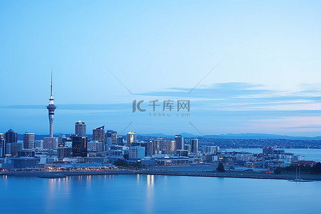 城市和背景图片_奥克兰城市和天际线在暮色和蓝天