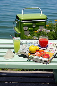 这张长凳上有一个橙色冷却器，里面有水和一些水果