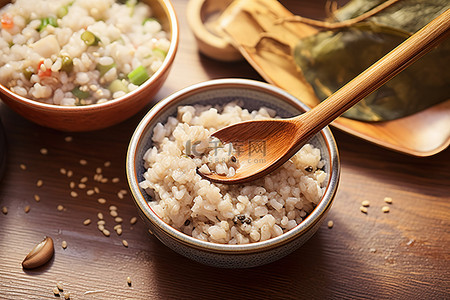 桌上放着两勺米饭，上面放着一碗米饭蔬菜和一个盘子