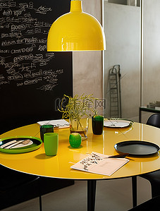 厨房的桌子上有一盏黄色和黑色的台灯，上面有一个黄色的盘子