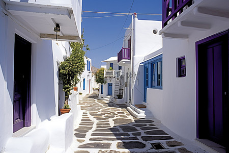 希腊米科诺斯岛白色房屋的狭窄街道