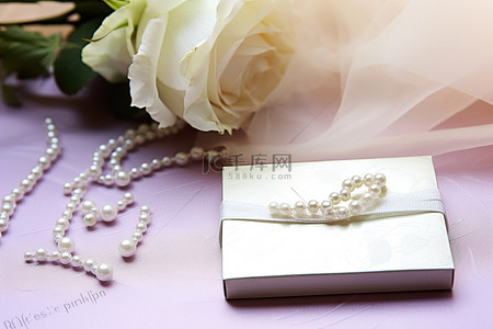 白色花背景图片_桌子上有一张新娘请柬，旁边是珍珠首饰和眼镜