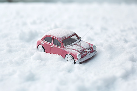 雪中​​的一辆红色汽车