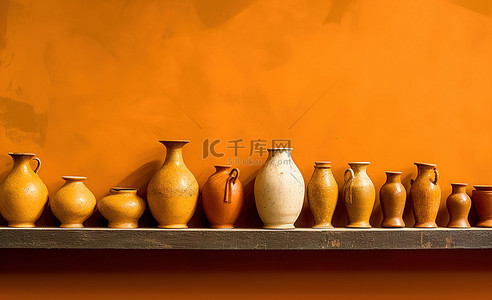橙色墙背景图片_橙色墙前的架子上摆放着数十个粘土花瓶