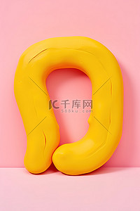 黄色盘子上的粉色和黄色橡胶字母 r