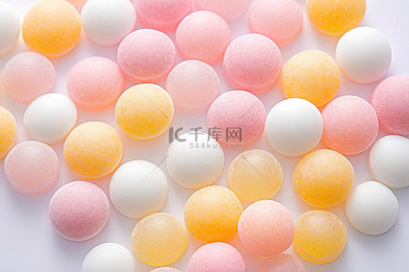多种小吃背景图片_白色背景上的多种类型的糖果