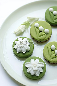 白盘上柔软的绿色和白色风味饼干