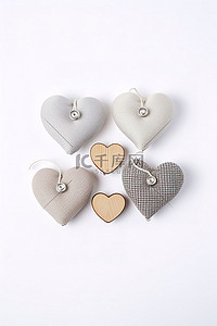 四颗心背景图片_四颗木心，上面有心形按钮，上面写着“爱”这个词