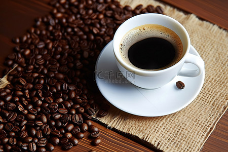 一杯白咖啡坐在木桌上，上面放着一杯咖啡豆