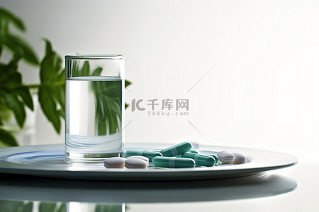 免抠藤蔓背景图片_一杯药物和药丸，旁边有一个盘子