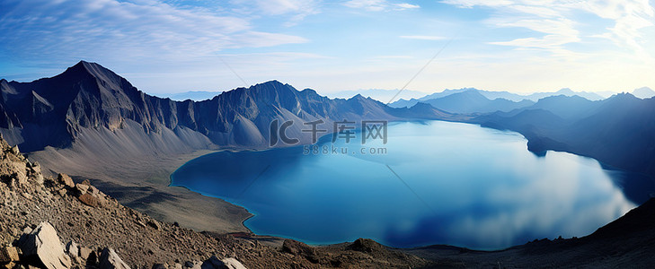 天地盖盒背景图片_从山顶俯瞰湖面的景色