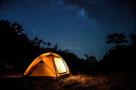 夜晚的露营帐篷，顶部有一颗星星