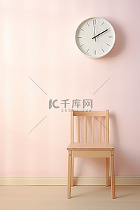 房间里苍白的墙上有一把木椅和时钟