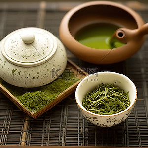 一碗绿茶放在一个带小勺子的茶壶前