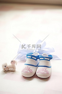 白纸上的白色婴儿鞋和鞋刷