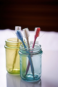 三个带牙刷的小玻璃罐