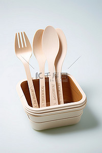 塑料容器中的木制塑料餐具和勺子