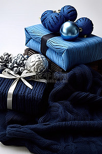 圣诞的礼物背景图片_一捆带蓝色圣诞针织毛巾和圣诞装饰品的礼物