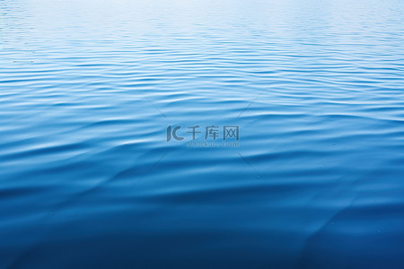 su水面背景图片_蓝色的湖水泛起涟漪