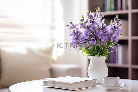桌子背景图片_有书和书架的紫色花