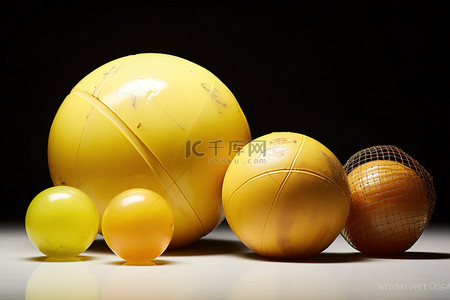 一个黄色的球坐在一些塑料旁边