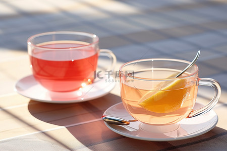 桌子上有两杯粉红色的茶