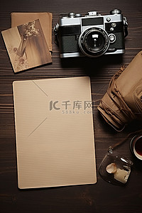 牛皮纸背景图片_木桌上的老式相机纸和其他物体