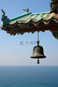 海鸥背景图片_钟声悬挂在海洋的大屋顶上，周围有海鸥