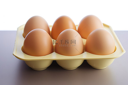 鸡蛋鸡蛋背景图片_一个装满六个棕色鸡蛋的蛋架