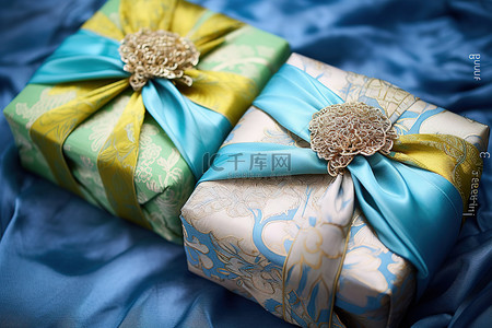 塞满礼物的袜子背景图片_两个蓝色和绿色的礼盒，里面塞满了蓝色和绿色的中国丝绸面料