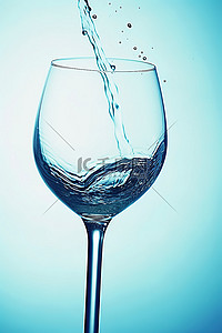酒杯顶部背景图片_一个酒杯，水从顶部滴下来