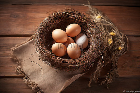 鸡蛋在质朴的木头上的巢里
