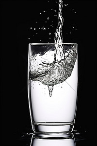 水倒入玻璃杯中