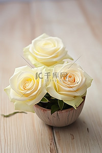 两朵白玫瑰坐在木碗里