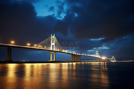 云起楼图背景图片_香港海湾大桥上空的云彩在夜间亮起