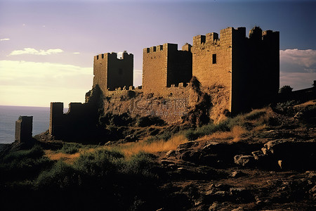 一座城堡坐落在山顶，俯瞰大海