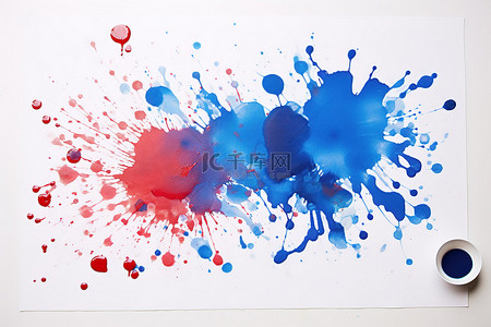 蓝色和红色的毛巾，用于用水制作油漆