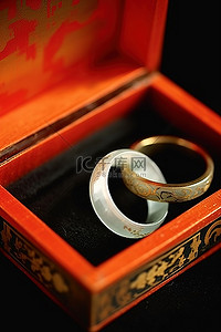 两个戒指坐落在一个装满古董的旧盒子里